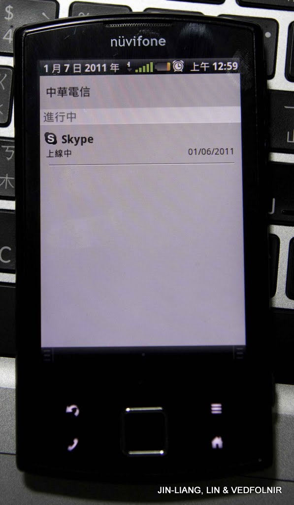 正在利用行動網路,連結到Skype 中,以便跟人即時分享互動