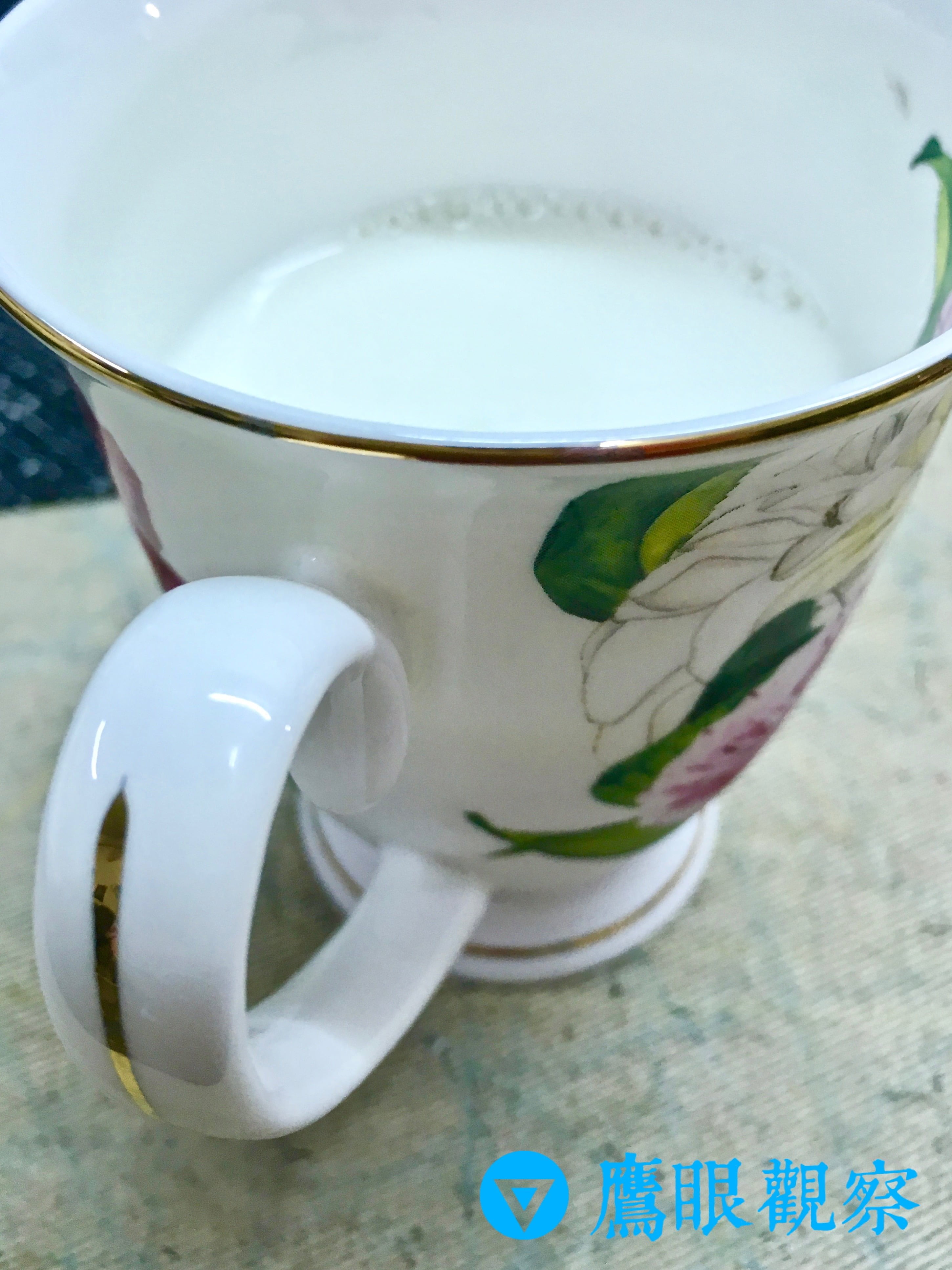 圖一，鑲金屬邊的馬克杯