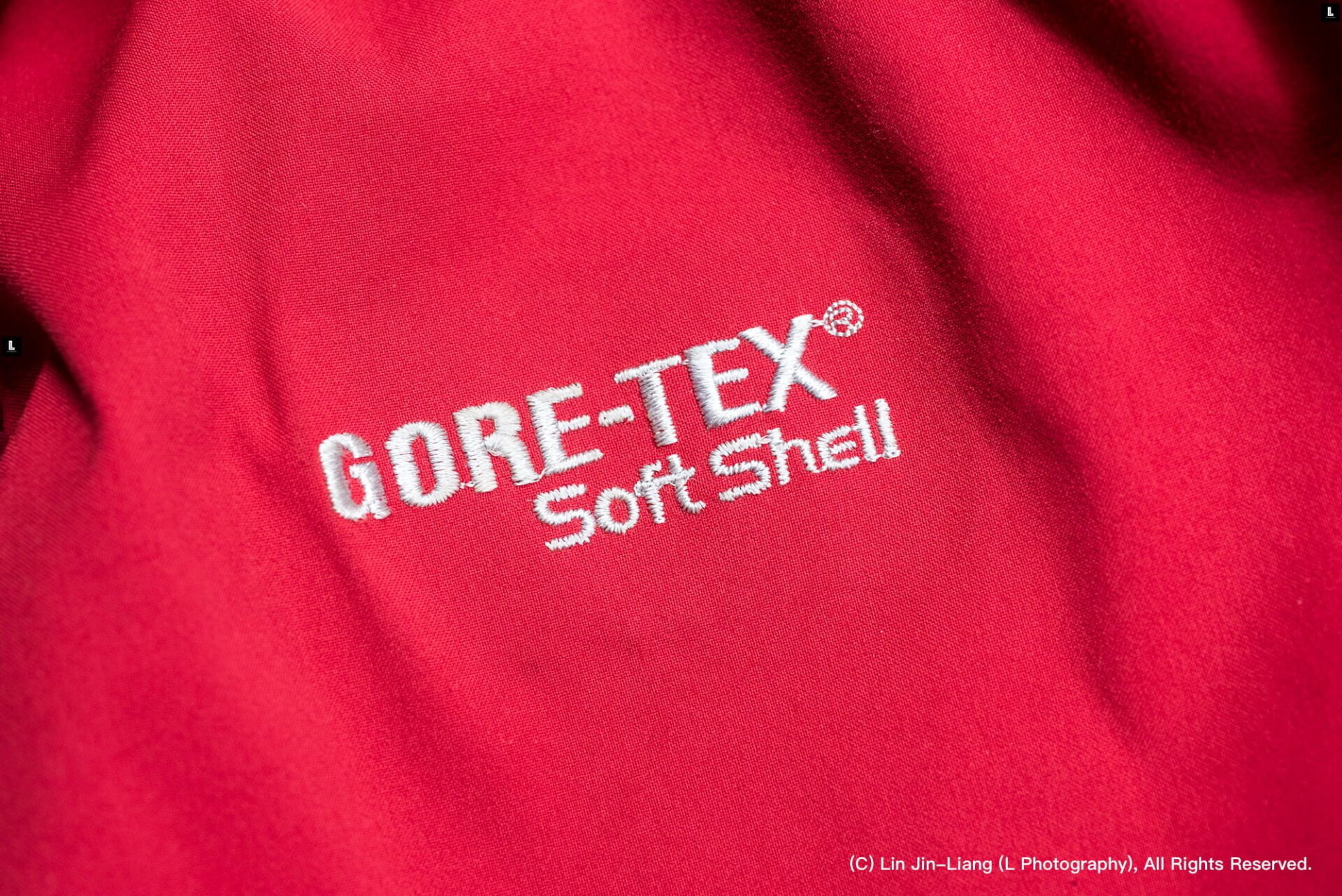 Gore-Tex 防水透氣薄膜所製成的登山夾克(攝影/林金亮)。