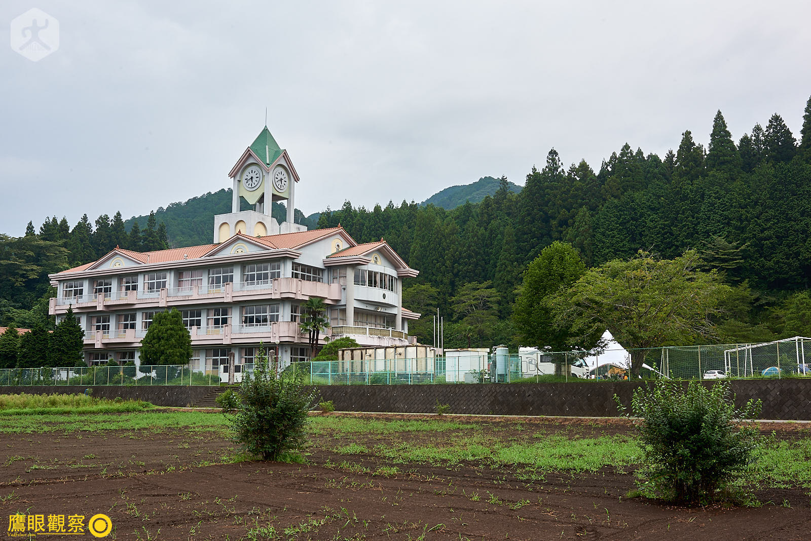 清晨遠眺田野中的小學