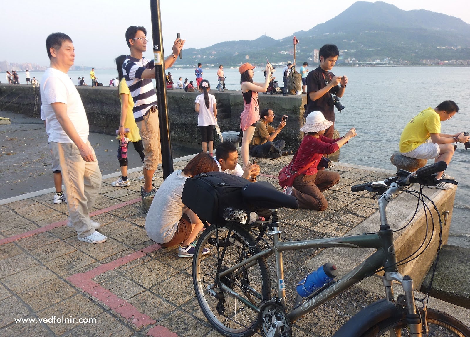 期待淡水夕陽的人群