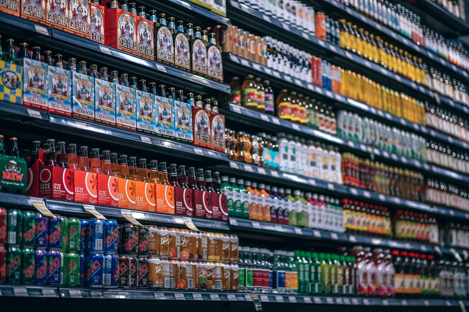在機場免稅店買酒去美國要注意!直飛、轉機安檢規則大不同,海關免稅與託運避坑指南