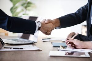 拱手不握手:對抗新冠肺炎 COVID-19 傳染病之社交距離新禮貌運動 6 拱手不握手:對抗新冠肺炎 COVID-19 傳染病之社交距離新禮貌運動 two person in formal attire shakehands business