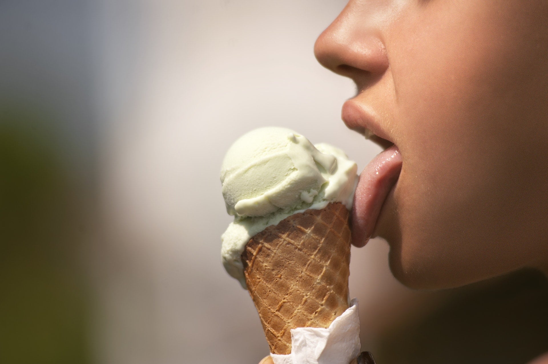 含糖飲料甜滋滋　隱藏超驚人糖分量嚴重危害健康 woman licking ice cream sugar sweet