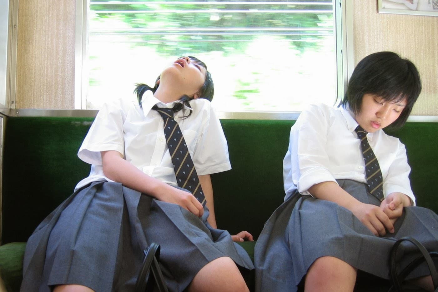 在火車爆睡的日本女高中生