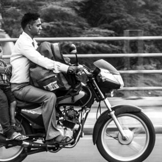 Family-on-a-motorcycle-Streets-of-India
