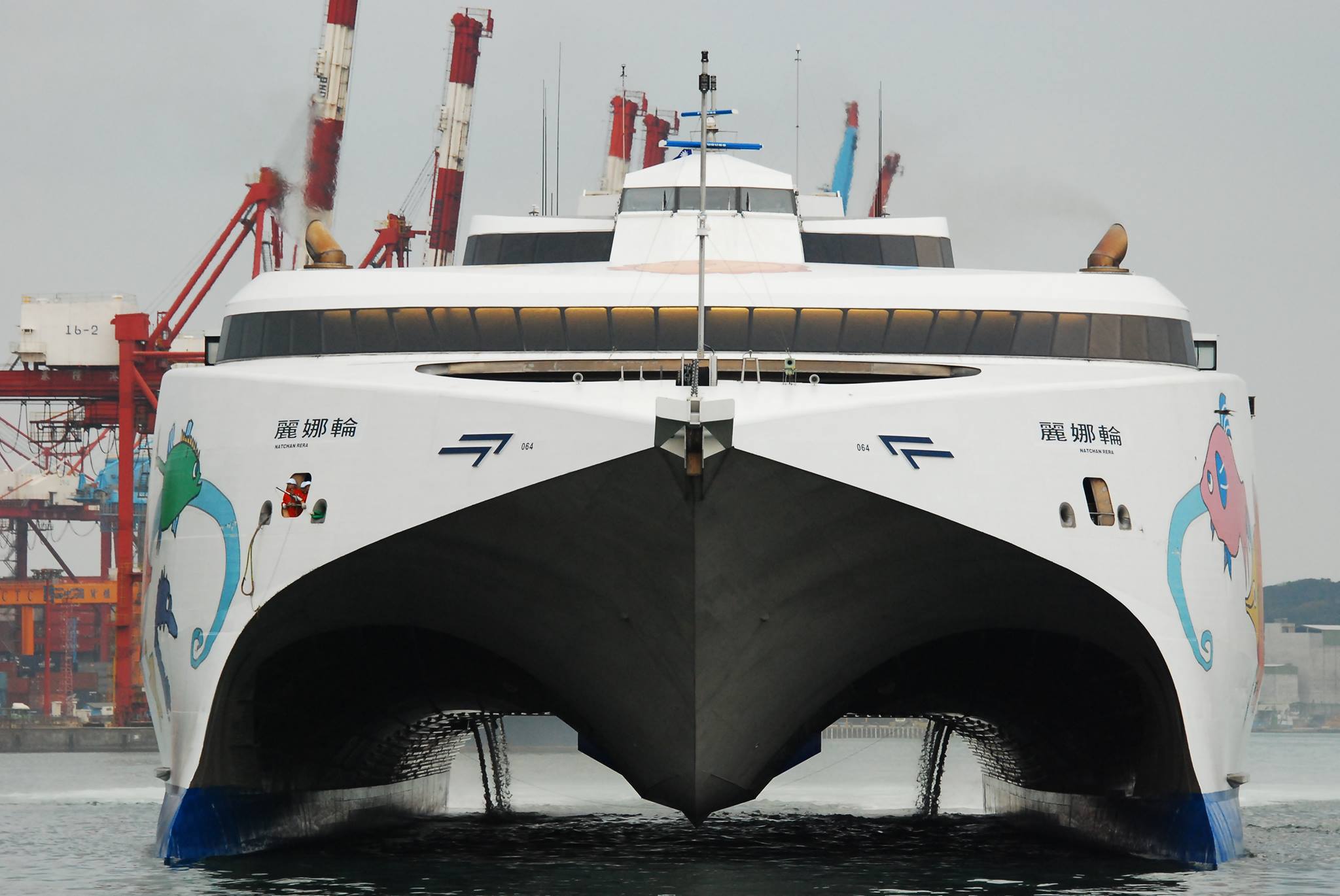 華岡集團旗下東聯航運所屬客貨輪「麗娜輪」。