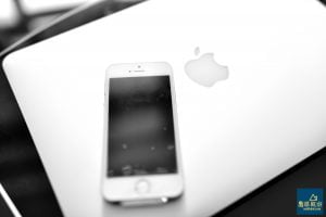 Apple-iPhone-SE-Macbook-Pro