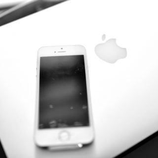Apple-iPhone-SE-Macbook-Pro
