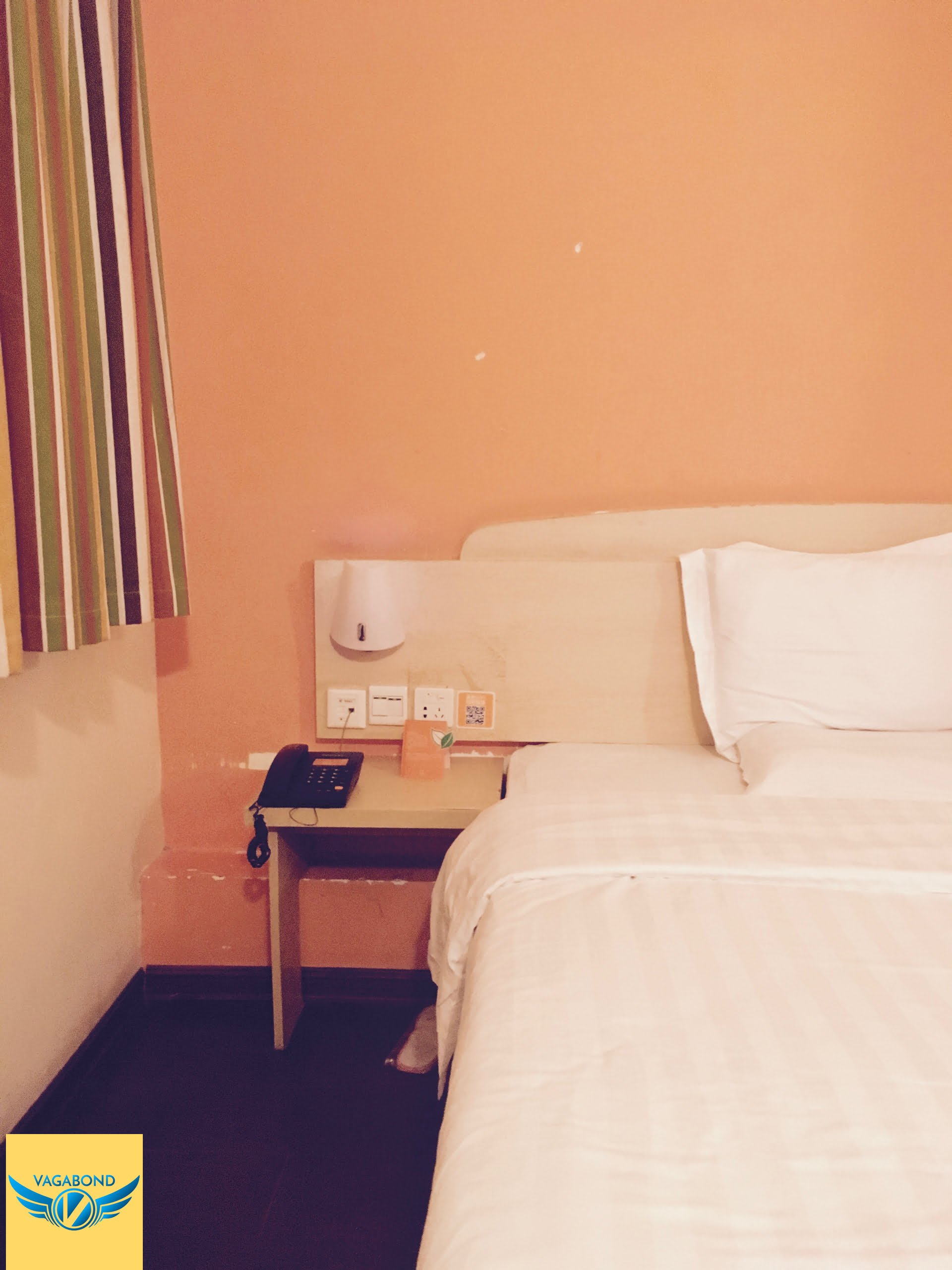 7天連鎖酒店（7 Days Inn）的床頭與窗戶。