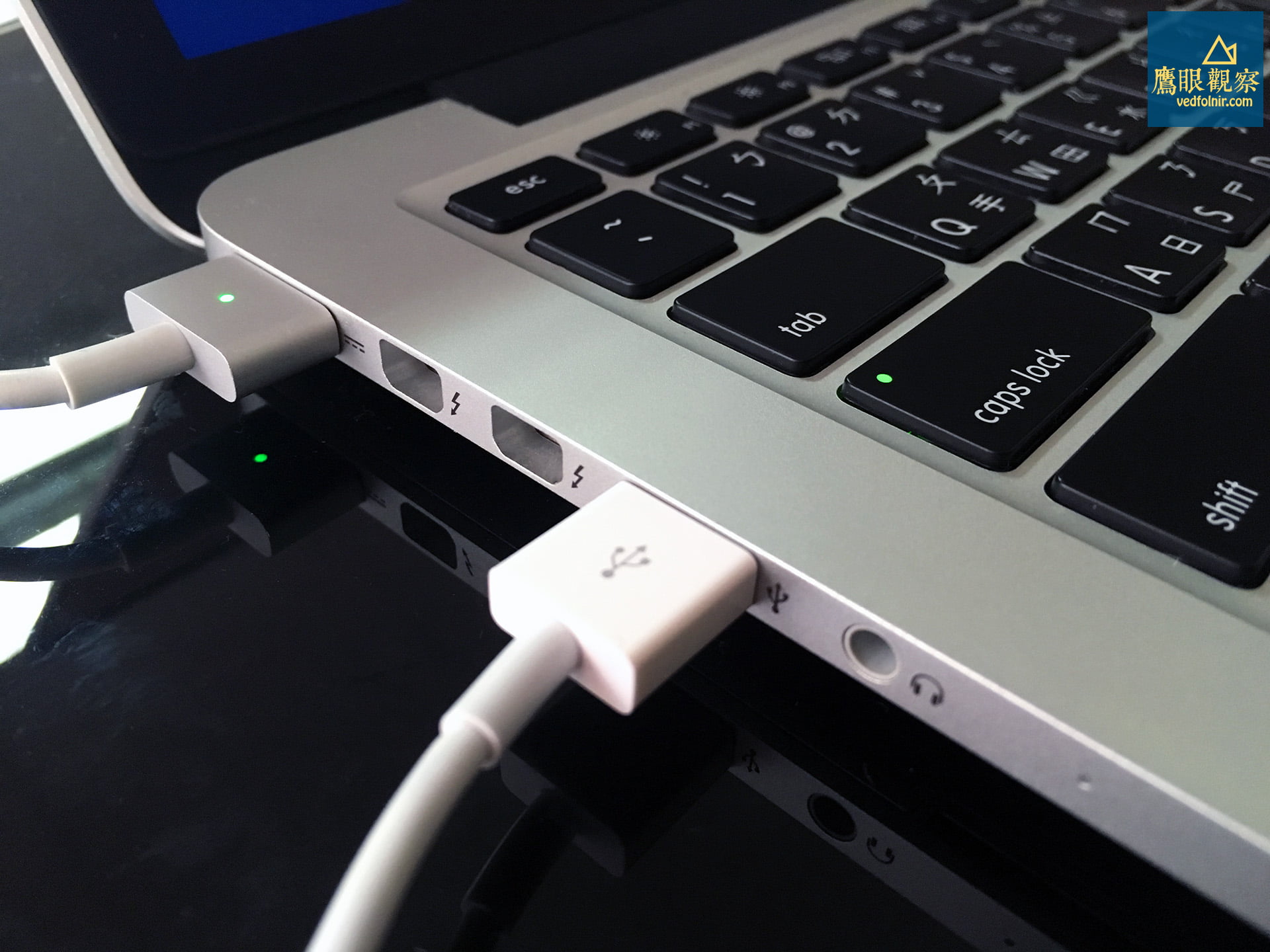 蘋果筆記型電腦 Apple Macbook Pro 電源線與 USB 連接線。