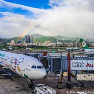 長榮航空：印尼阿貢火山噴發影響之航班退票、改票票務作業通知 EverGreen Airline Hello Kitty Rainbow Taipei Songshan Airport 長榮航空 彩虹 松山機場