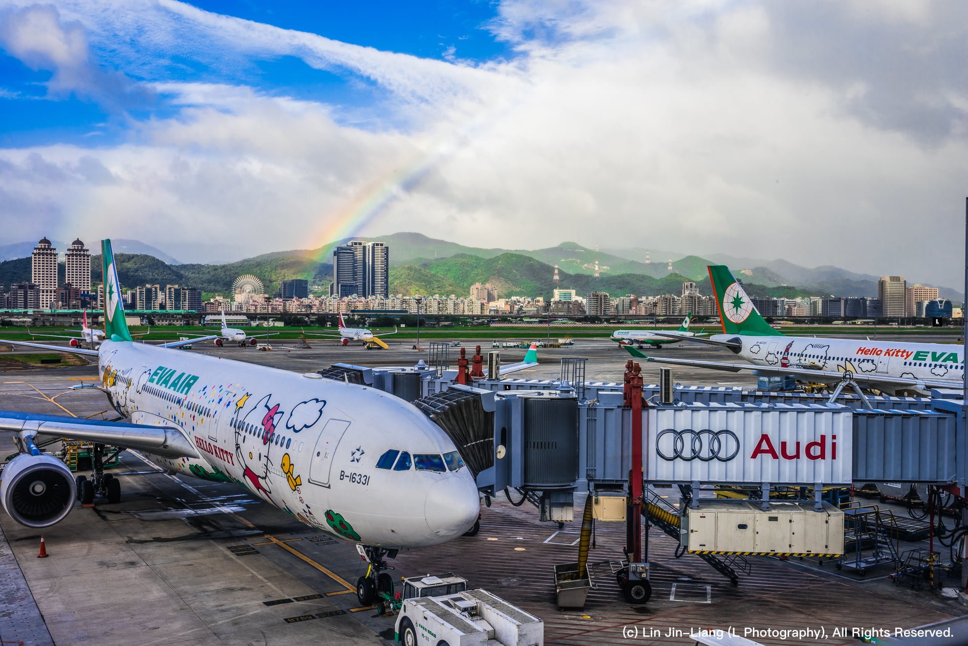豪雨、颱風天災過後 預防傳染病蔓延需注意 3 大環境清潔重點 EverGreen Airline Hello Kitty Rainbow Taipei Songshan Airport 長榮航空 彩虹 松山機場