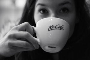 咖啡館喝咖啡落伍 現正流行宅在家享受生活 McDonald restaurant coffee cup girl mycafe
