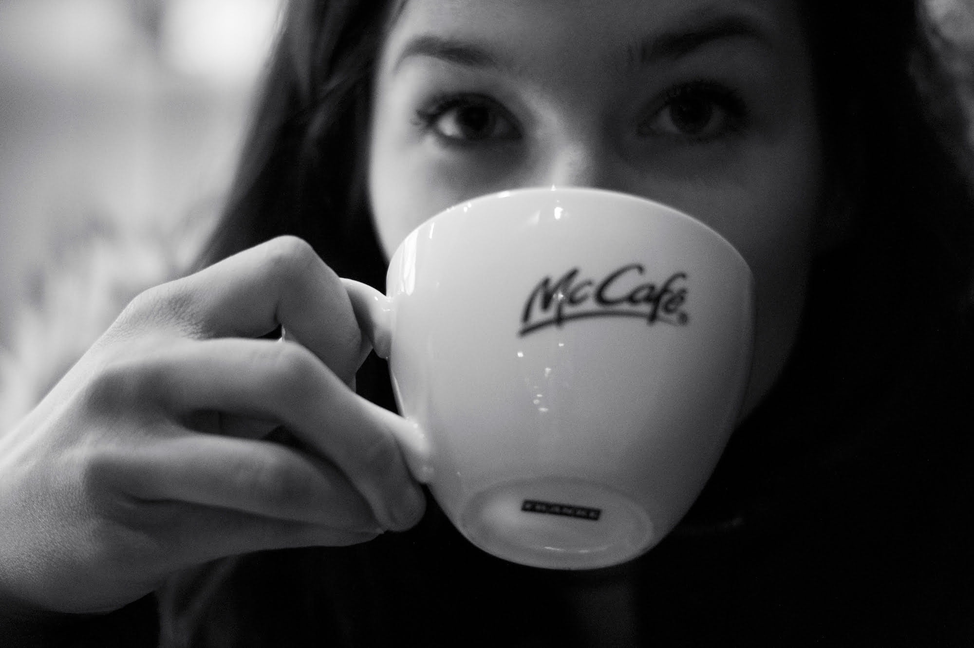 麥當勞台灣的臉書廣告是中國詐騙還是官方促銷優惠？ McDonald restaurant coffee cup girl mycafe