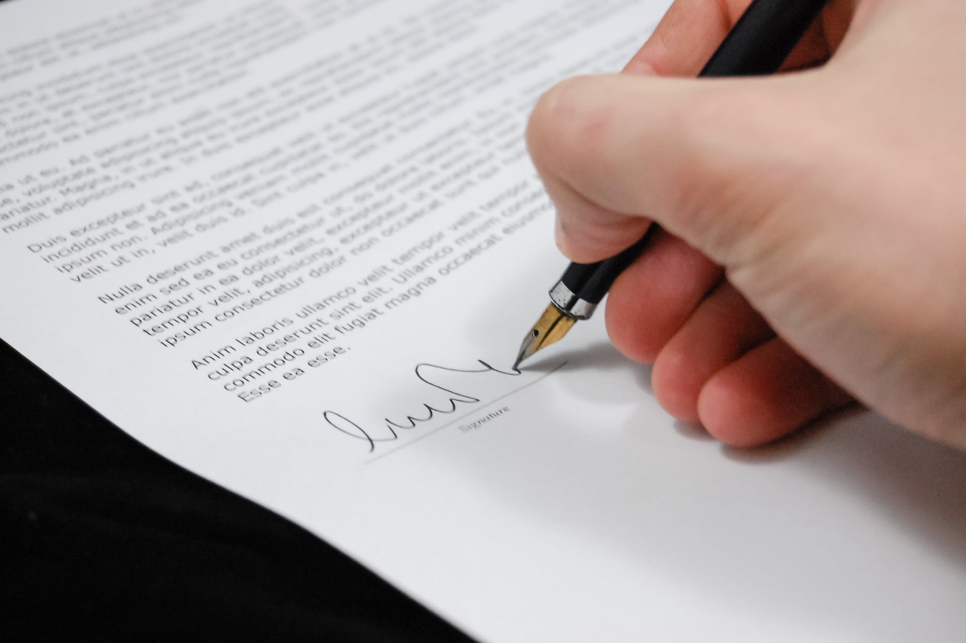 企業知識／4種必學改造商業模式創新的方法 sign pen business document contract law legal