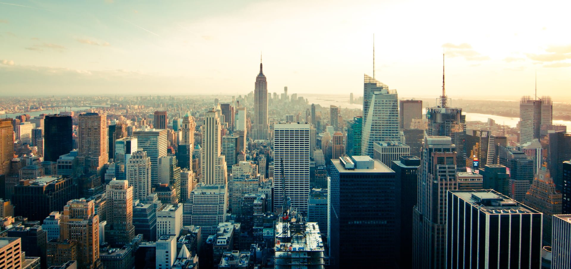 行政院會通過「都市危險及老舊建築物加速重建獎勵條例」草案 City skyline buildings new york skyscrapers big world