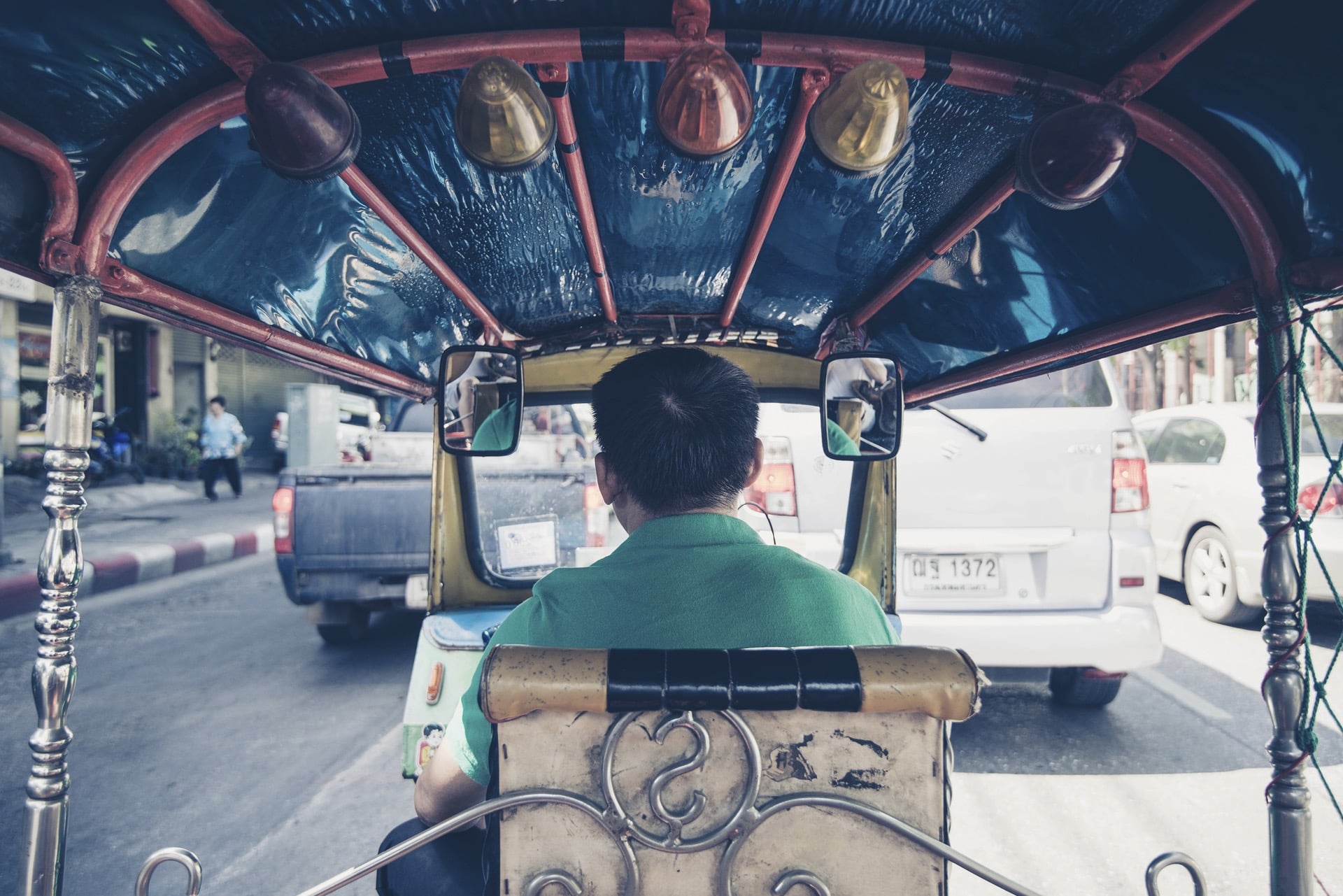 泰國觀光局：曼谷鄭王廟的最新旅遊指南 man in green polo shirt driving a motorcycle during daytime thailand