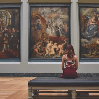 英國倫敦：大英博物館（The British Museum）旅遊景點介紹與參觀資訊 British Museum red art relaxation girl