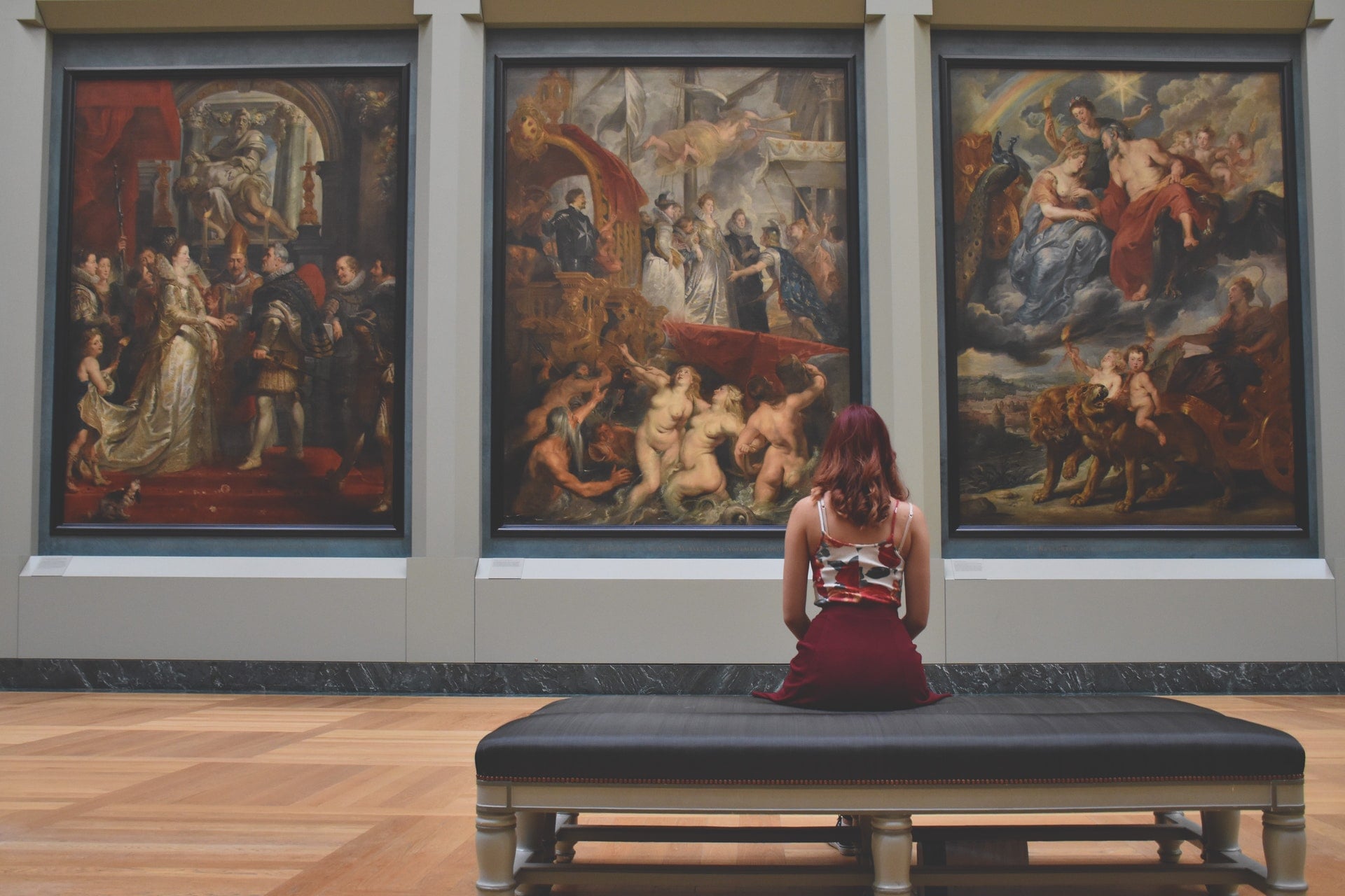 英國倫敦：大英博物館（The British Museum）旅遊景點介紹與參觀資訊 British Museum red art relaxation girl
