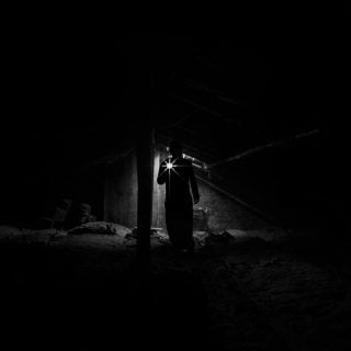 815 台灣大停電：非意外的停電只是必然，台灣專業正系統性失控中 light lamp low angle view of man standing at night