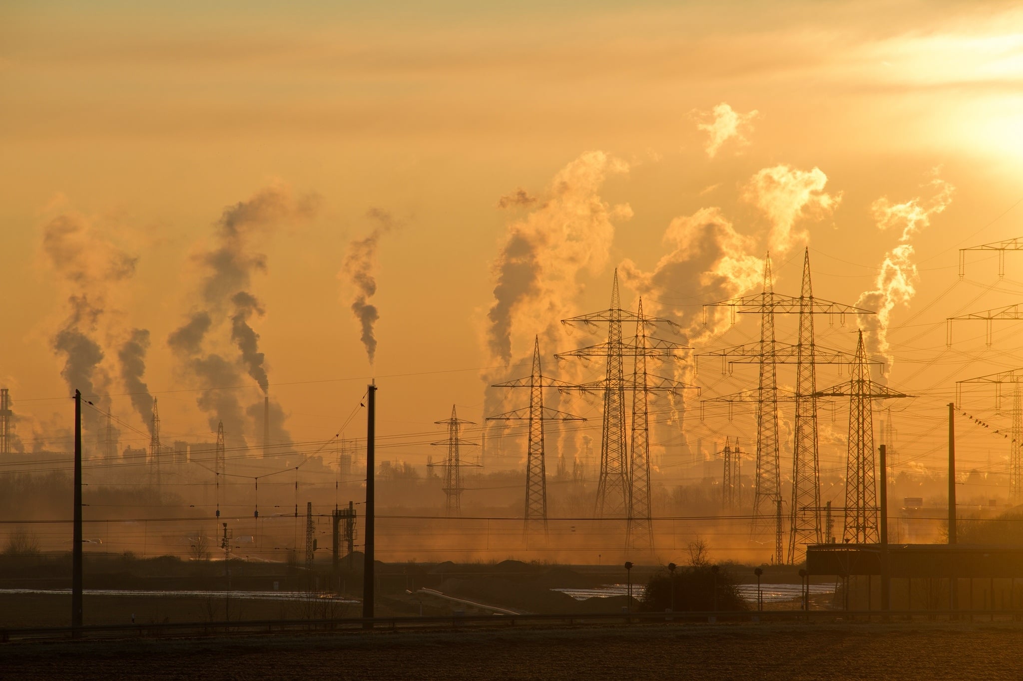 空氣品質不良、PM2.5 濃度偏高時的自我健康保護 5 策略 air pollution climate change dawn factory earth killer