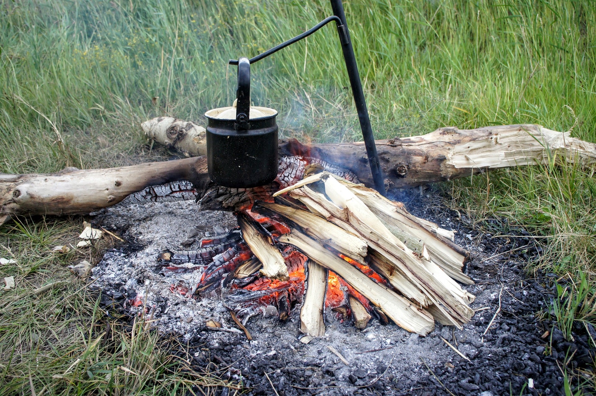 野外求生技術：戶外保存食物的 4 種安全方法 fireplace Boiled hot water stove wild outdoor