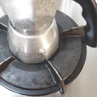 換新瓦斯爐前，摩卡壺咖啡愛好者一定要注意的廚具選購重點 Moka Pot on Gas Furnace Stove Mouth 2018