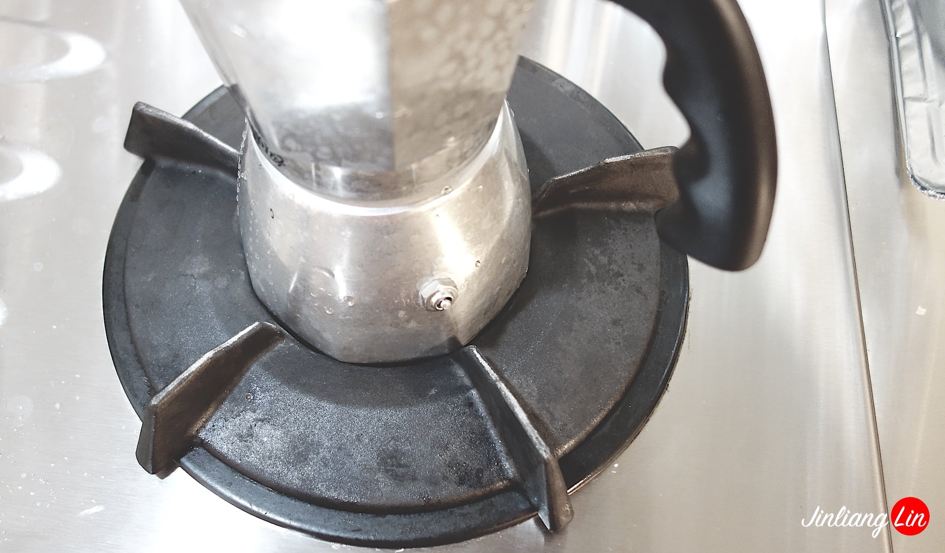 換新瓦斯爐前，摩卡壺咖啡愛好者一定要注意的廚具選購重點 Moka Pot on Gas Furnace Stove Mouth 2018