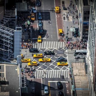 自動駕駛時代，無人駕駛車六大輔助駕駛等級分類 buildings cars city cityscape city vehicles street taxi cab