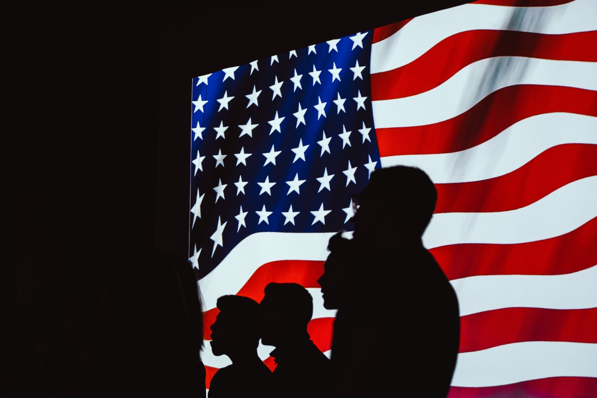 歐威爾主義（歐威爾式）的真正含義 silhouette of people beside usa flag america government