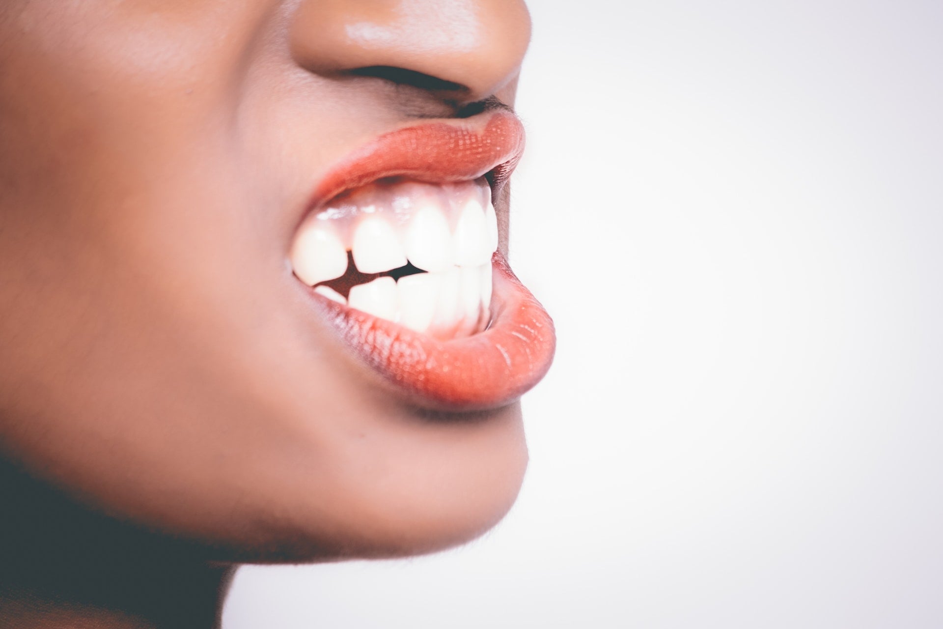 不鏽鋼吸管及鋁、鈦合金吸管，讓人無法接受的3個原因 woman wearing red lipstick tooth