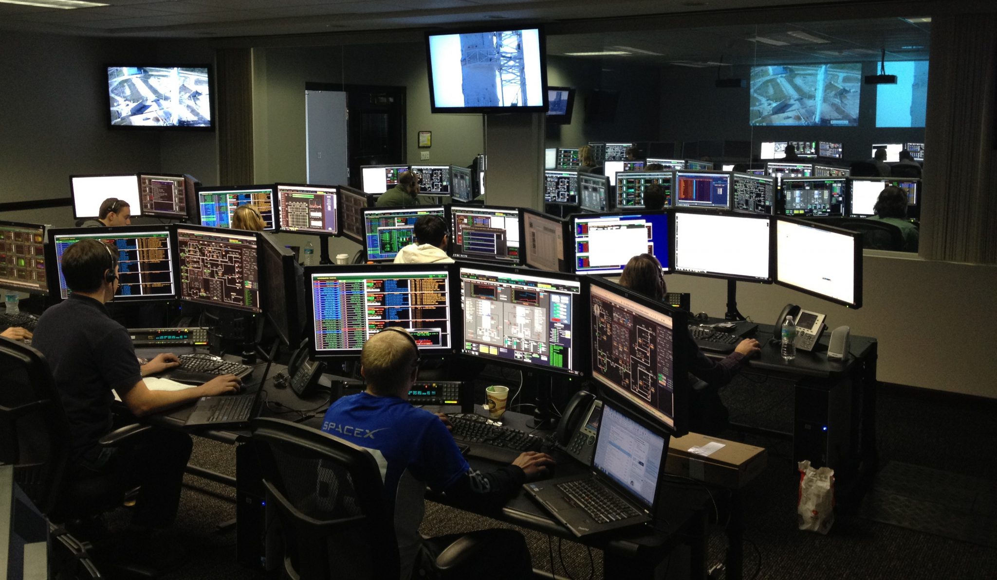 軟體推薦：資料影音光碟燒錄與 ISO 映像檔製作程式 CDBurnerXP 免費免安裝 Technology Control Room LCD Multi Monitor Station SpaceX