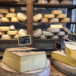 天然乳酪、加工起司的正確保存方法，讓起司的新鮮風味不流失 board cheese food Wooden frame Dairy products shop knife