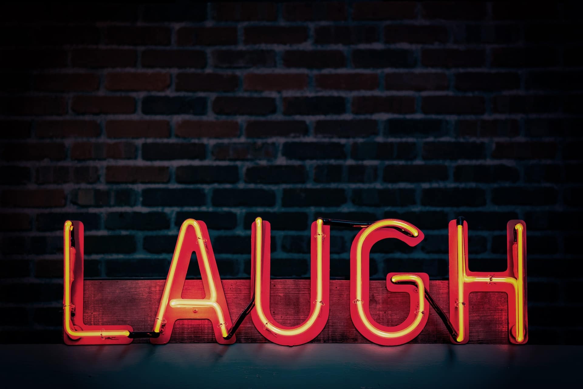 台灣最不怕上法院的男人｜字體笑話 laugh neon light signage turned on brick wall joke