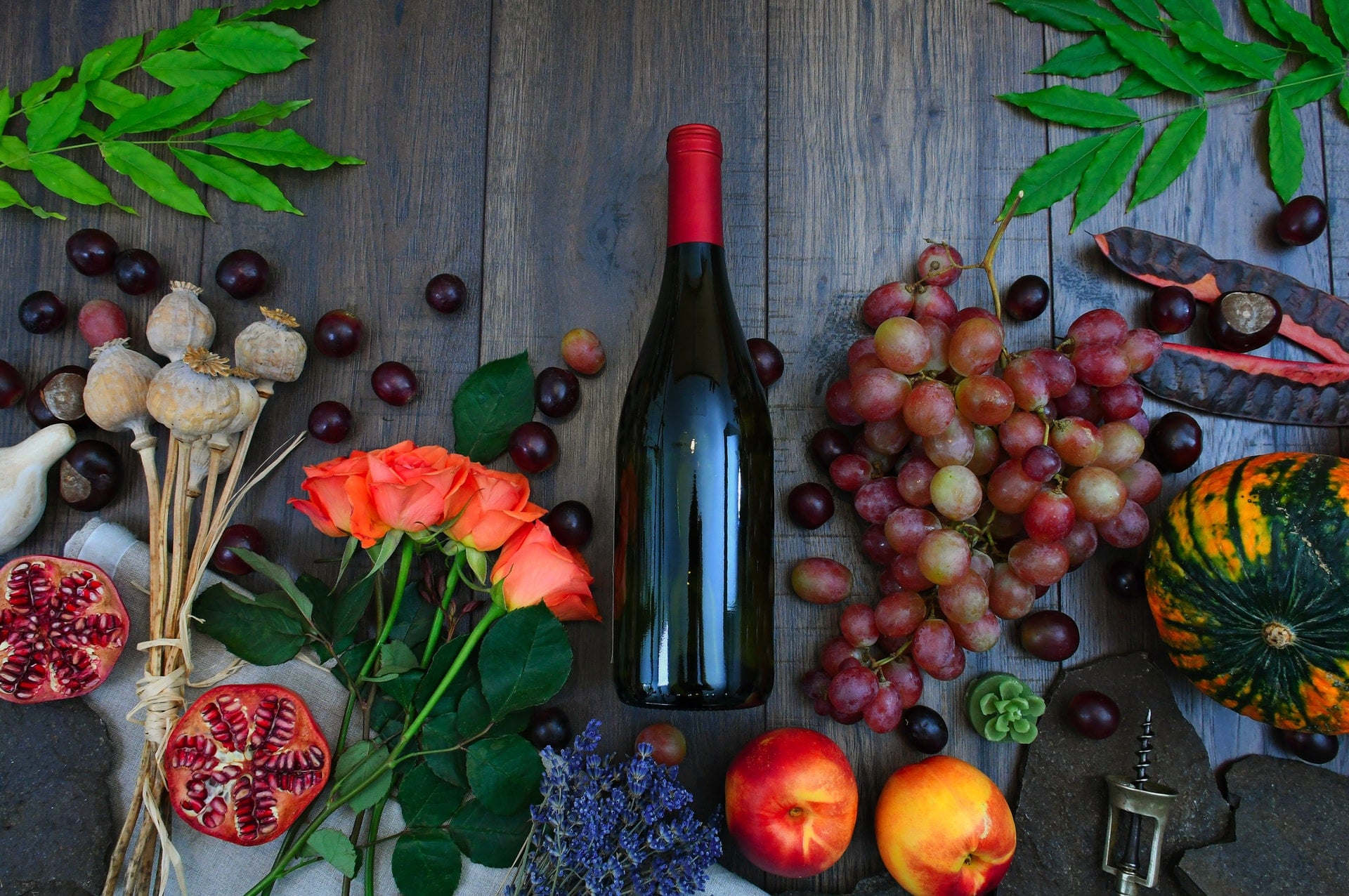 美味營養學：讓身體更健康的 13 種食物組合 apples berries wine bottle beside grapes roses fruits brown wooden