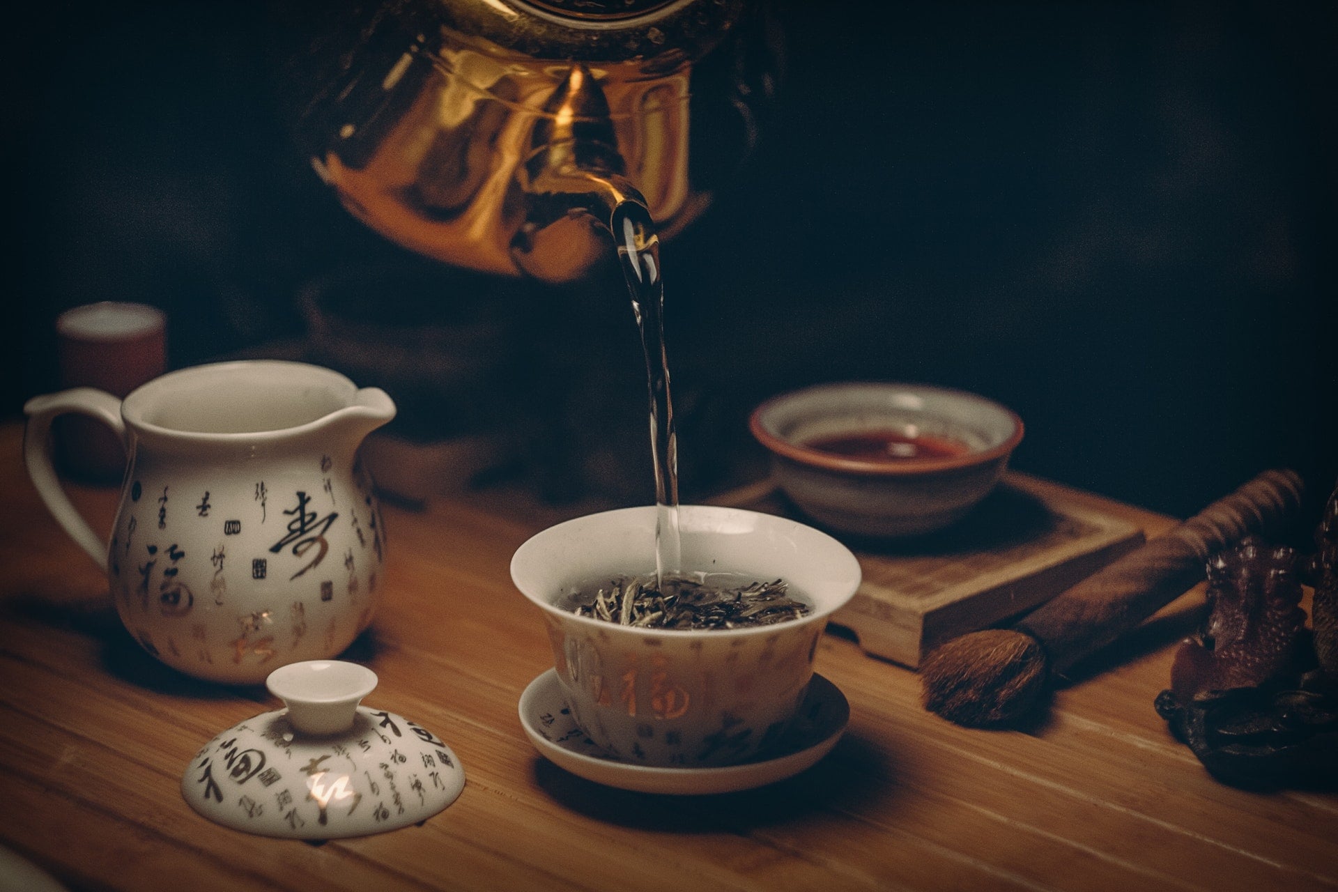 板橋林家花園 DIY 玩茶藝 9 月限額報名 gold kettle pouring hot water on cup of tea