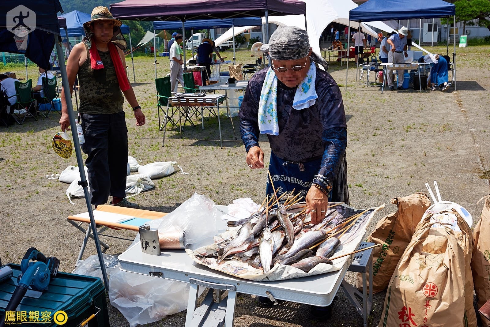 當地居民正在串起下午烤肉用的新鮮溪魚