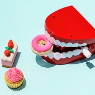 牙科診所 Benzocaine 口腔止痛藥禁止 2 歲以下嬰幼兒童使用 sweet cake candy mouth plastic toy food plastic toys teeth