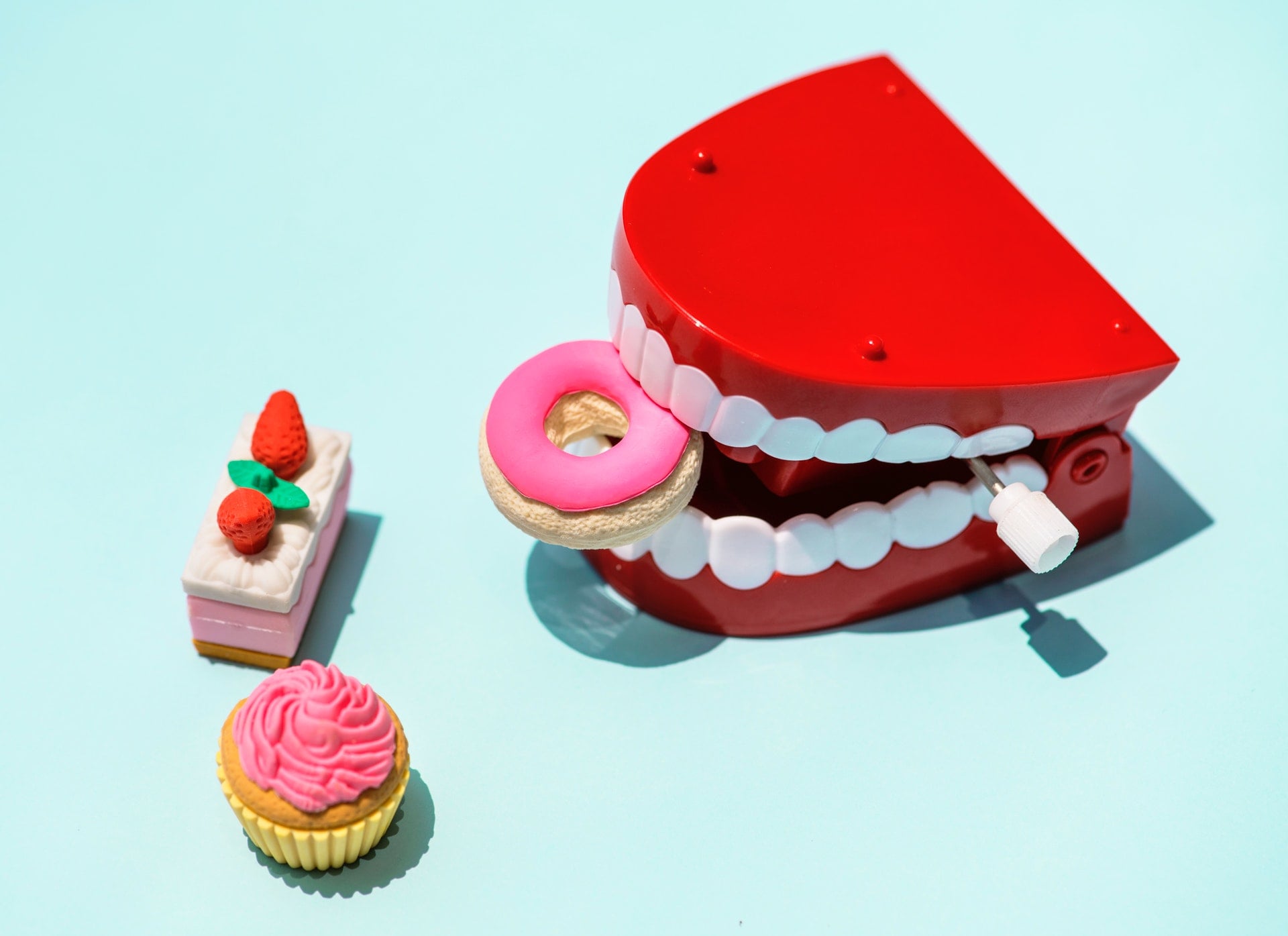 葡萄柚與藥物一起吃對人體造成危害 sweet cake candy mouth plastic toy food plastic toys teeth