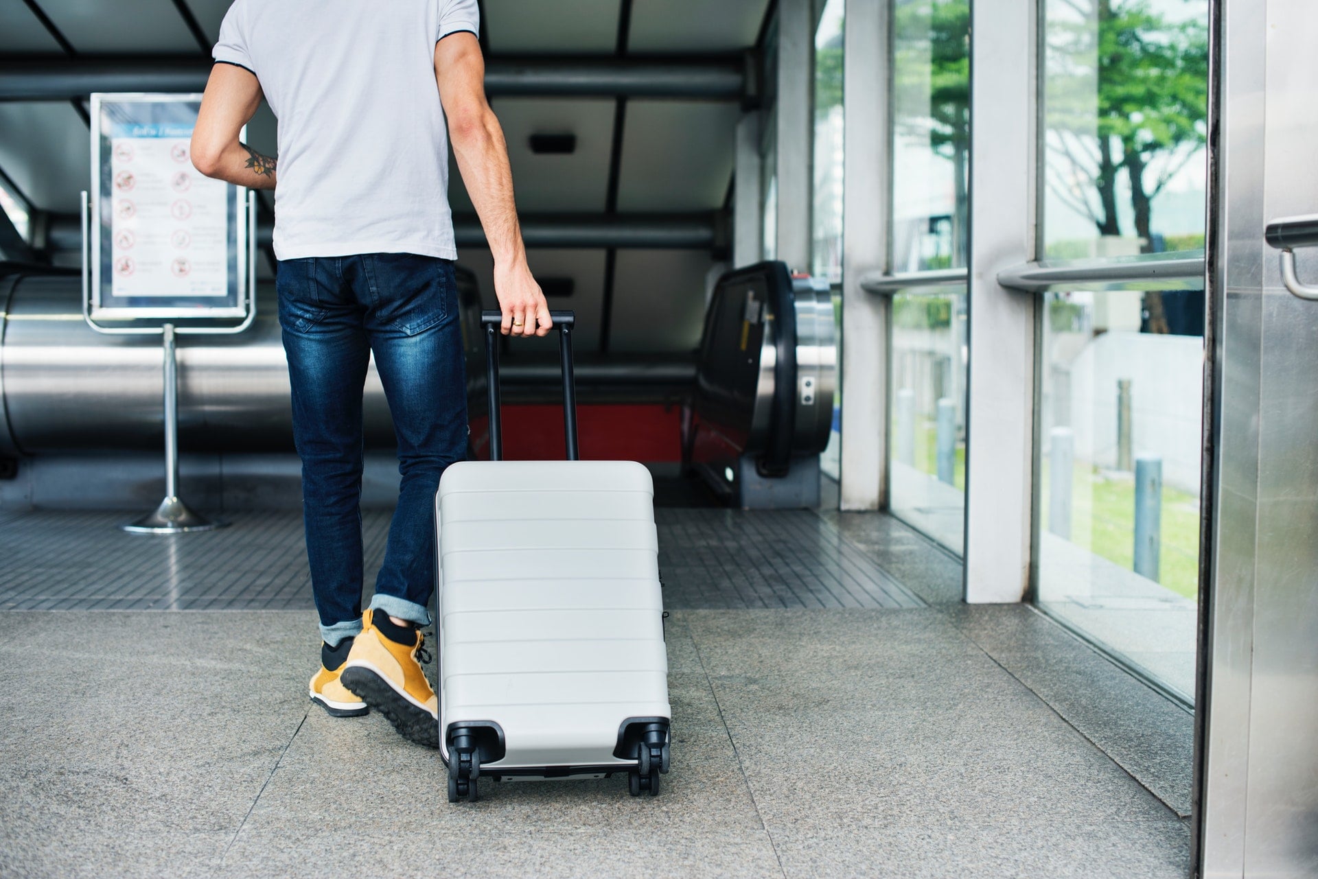 從駐日外交官之死來看自助旅行者該有的警惕 travel Hand luggage checked baggage station airport