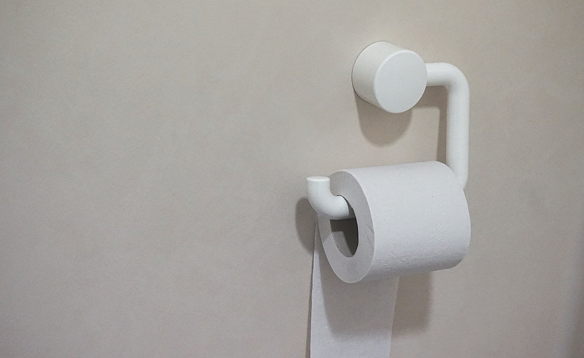 衛生紙搶購之亂... 我也買了一箱 white toilet paper wall