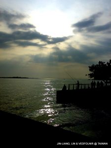 淡水河岸的日落與漁人