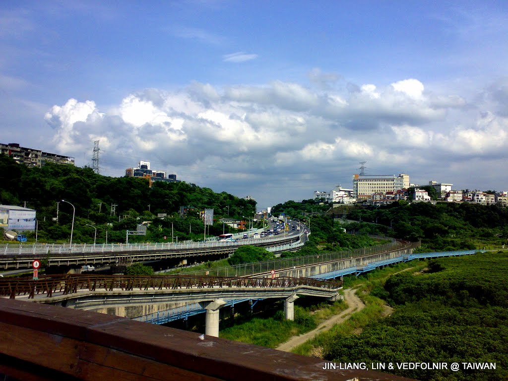 在關渡橋上，向台北方向遠眺