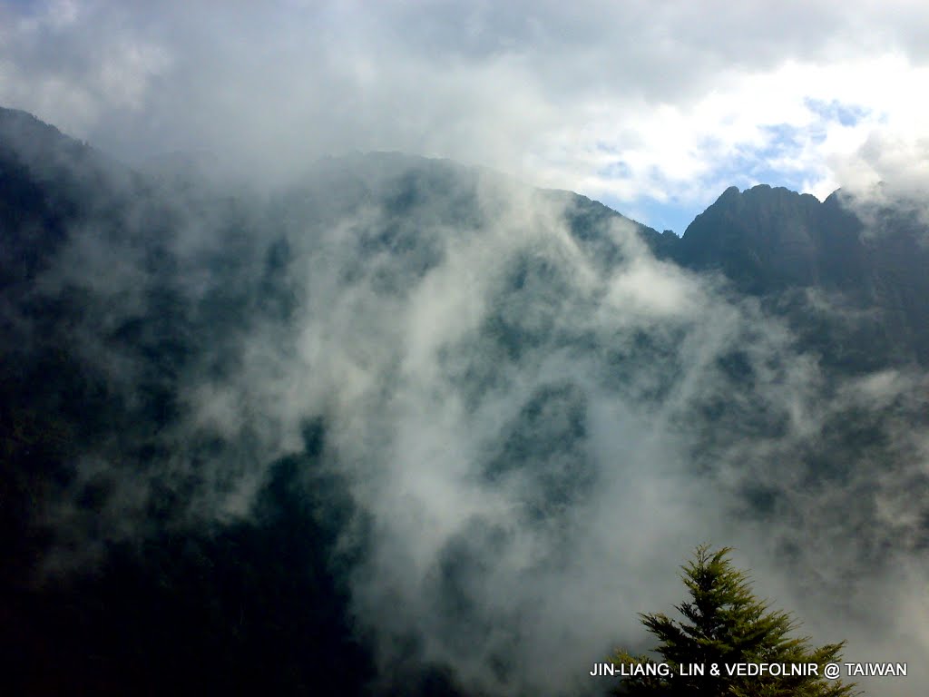 雲霧繞身的登山步道