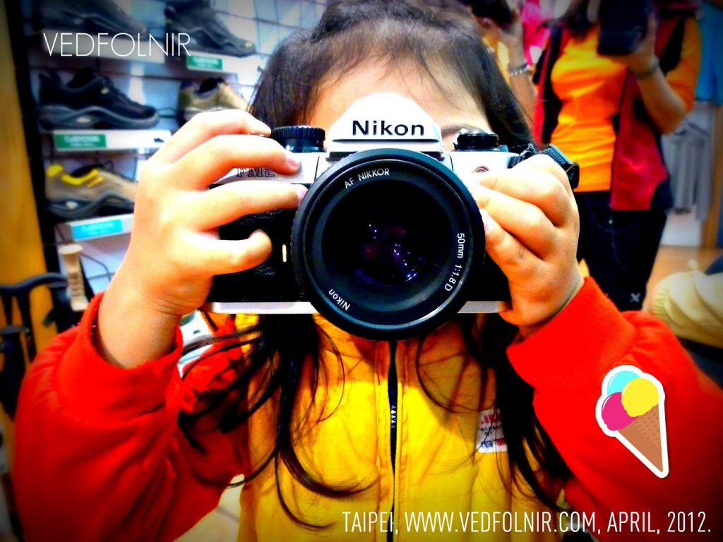 拿起 Nikon FM2 相機仍有模有樣的姪女