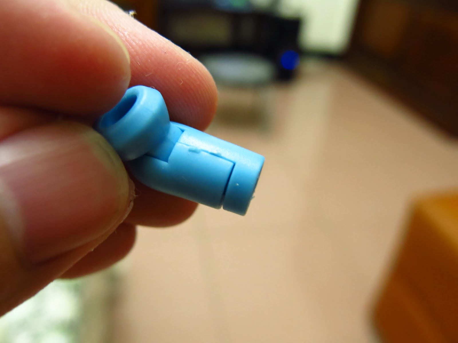 嗯…我想全身都無法密合，手部如果密合就太不像話了，只是這個縫也太大了吧。