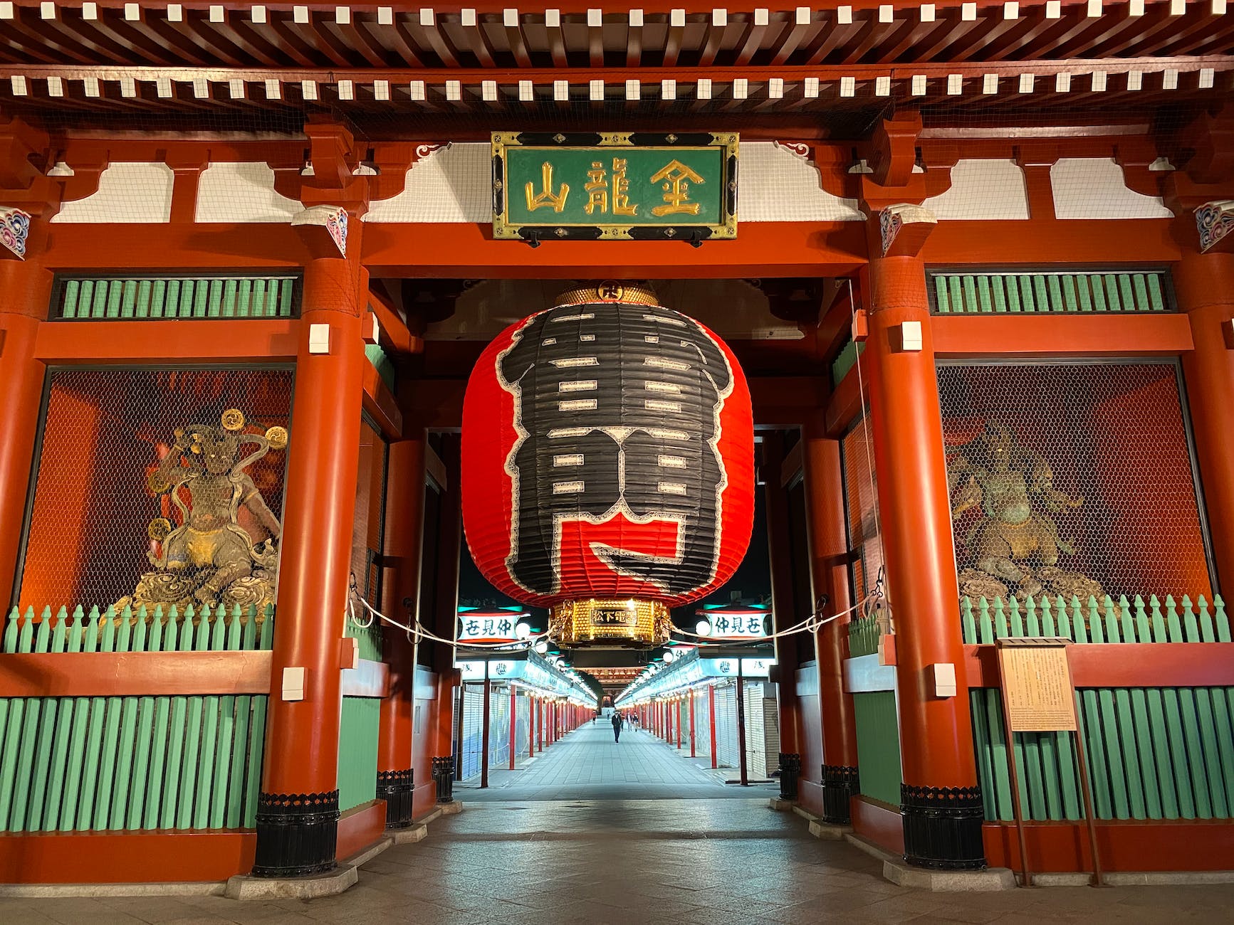 探索東京:熱門景點與必遊地點 2 淺草寺(Senso-ji)的雷門(Kaminarimon)