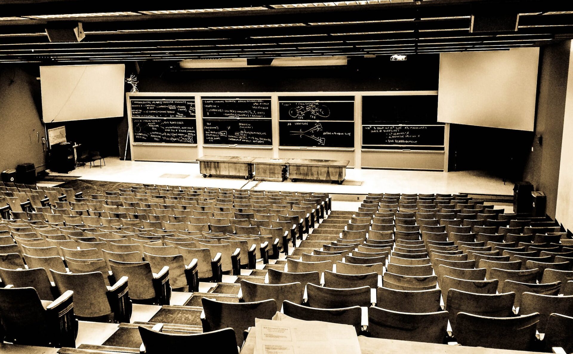 從整理書房思考畢業紀念冊與環保意識的相悖論